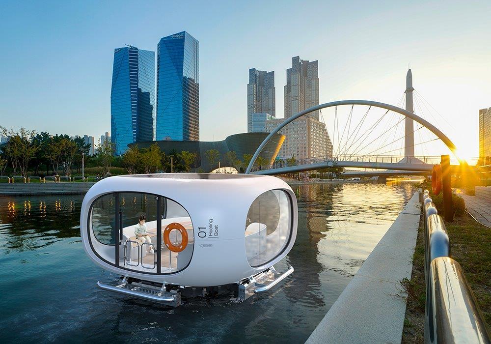 Healing Boat: Autonomous eco-friendly water purifier and leisure vessel.